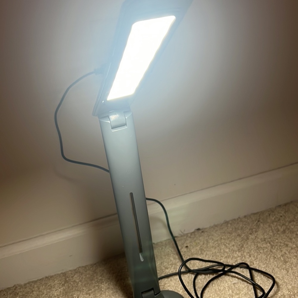 H-Welldone folding portable LED desk lamp with USB charger - Picture 3 of 8